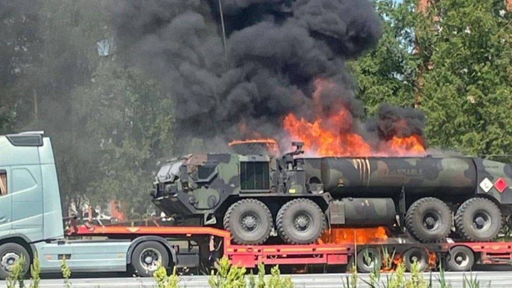 Под Ригой неведомые партизаны подожгли технику НАТО