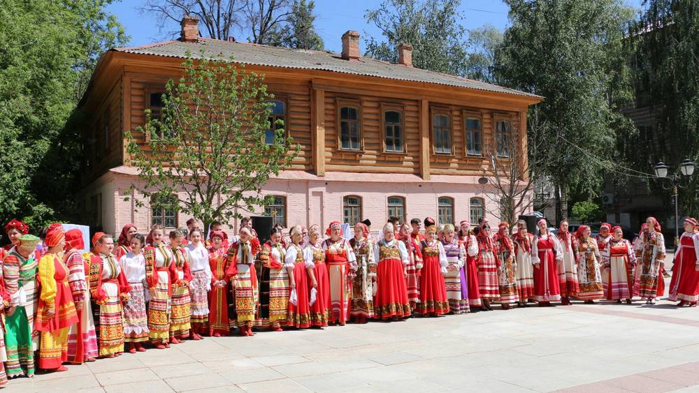 В Брянске на бульваре Гагарина в День России прошла выставка народного костюма