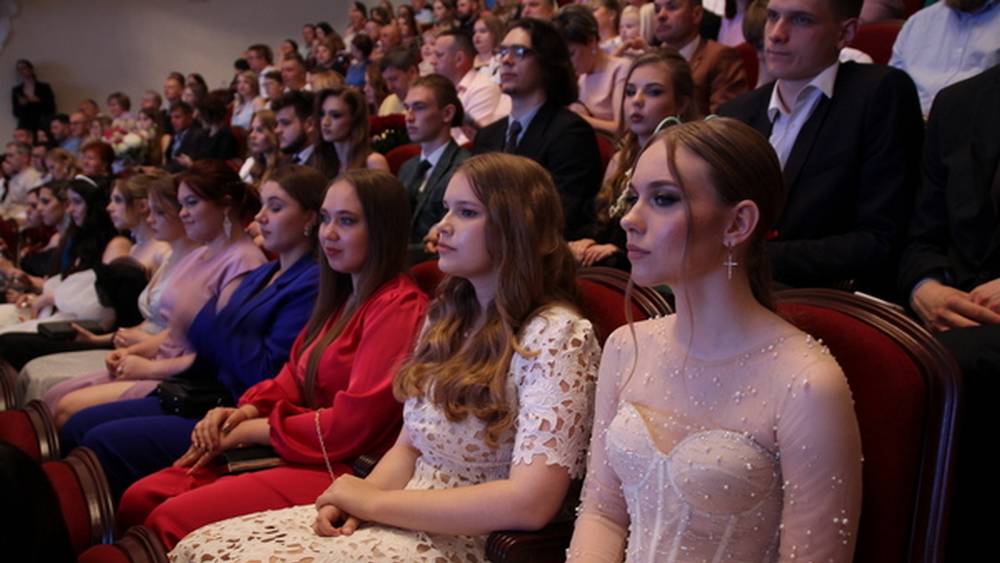 Брянский лицей № 1 во Дворце БМЗ провел бал своих выпускников