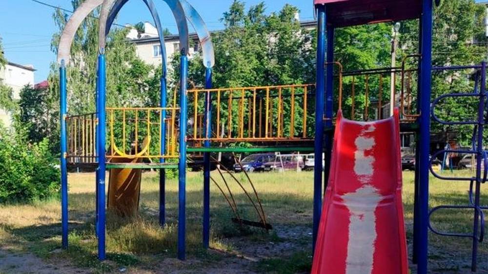 Прокуратура выиграла суды по поводу 10 опасных детских площадок в Брянске