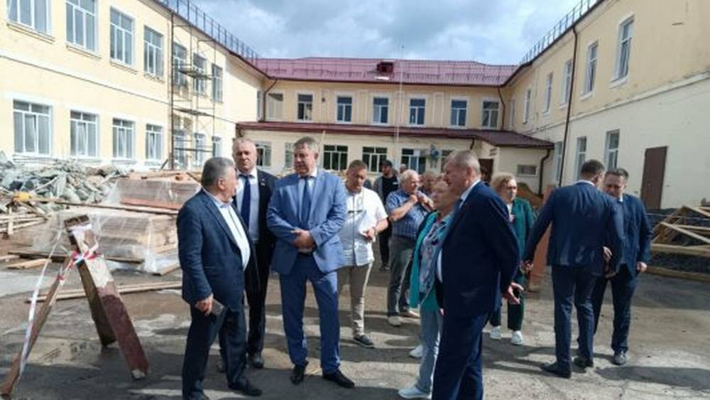 Губернатор Брянской области Александр Богомаз посетил Унечу, где затянулся ремонт школы
