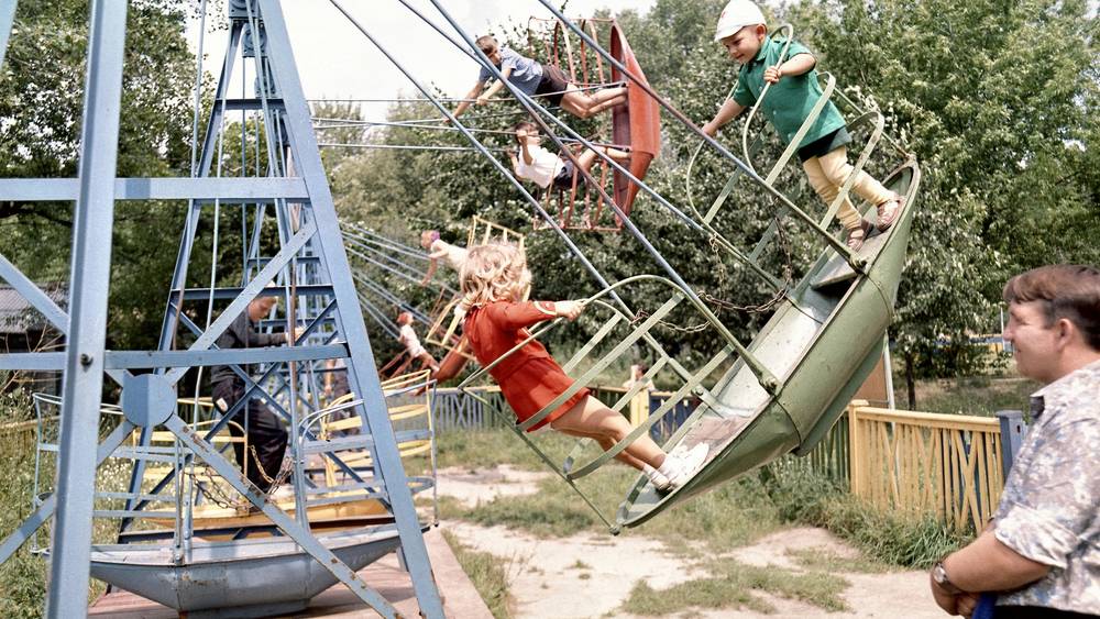 В Брянске опубликовали снимки качелей и каруселей в бежицком парке 50 лет назад