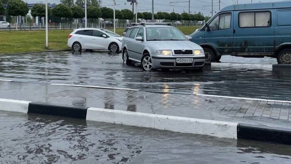 В Советском районе Брянска из-за дождя ушла под воду парковка возле ТРЦ «Аэропарк»