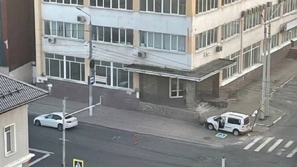 В Брянске на улице Калинина утром 1 июня легковой автомобиль сбил дорожный знак