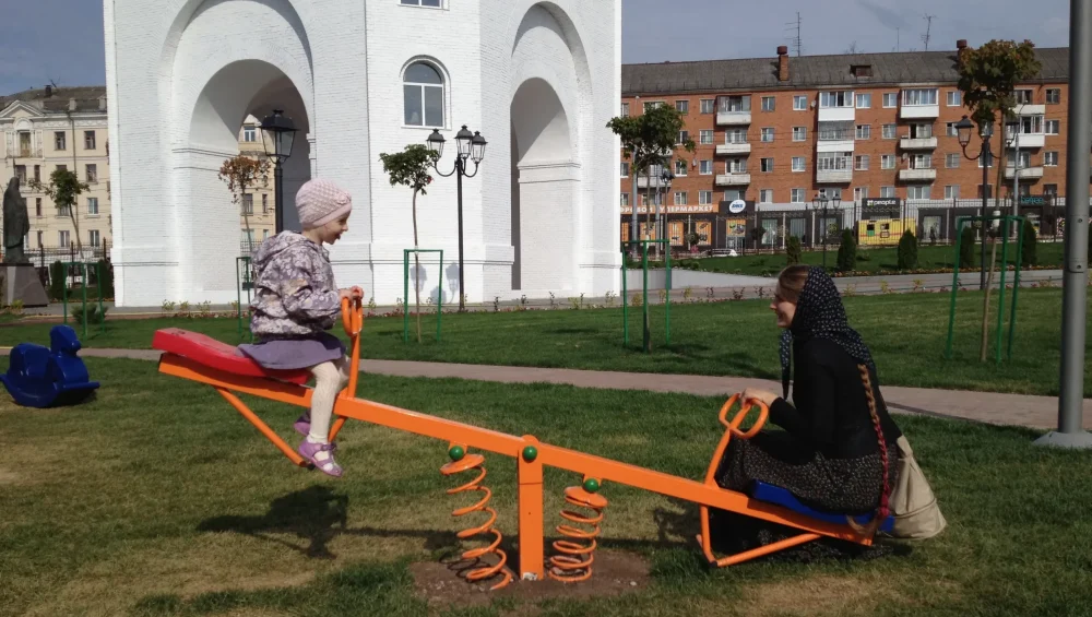 В Брянске прокурор через суд заставил УК отремонтировать детские площадки