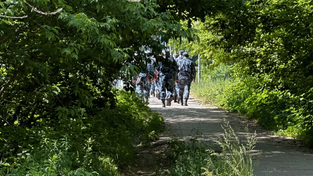 В Брянске возле Голубого моста заметили группу вооруженных мужчин