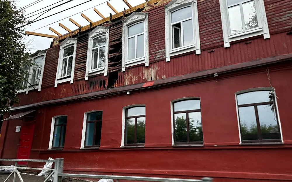 В Брянске начали восстанавливать сгоревшее здание кафе Rollings на улице Фокина