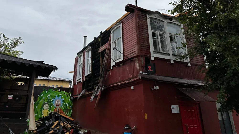 В Брянске начали восстанавливать сгоревшее здание кафе Rollings на улице Фокина