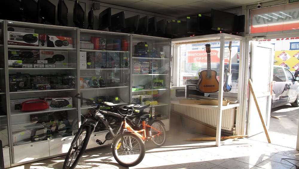 В магазине Брянска продавец велосипедов дал отпор 60-летнему разбойнику с ножом