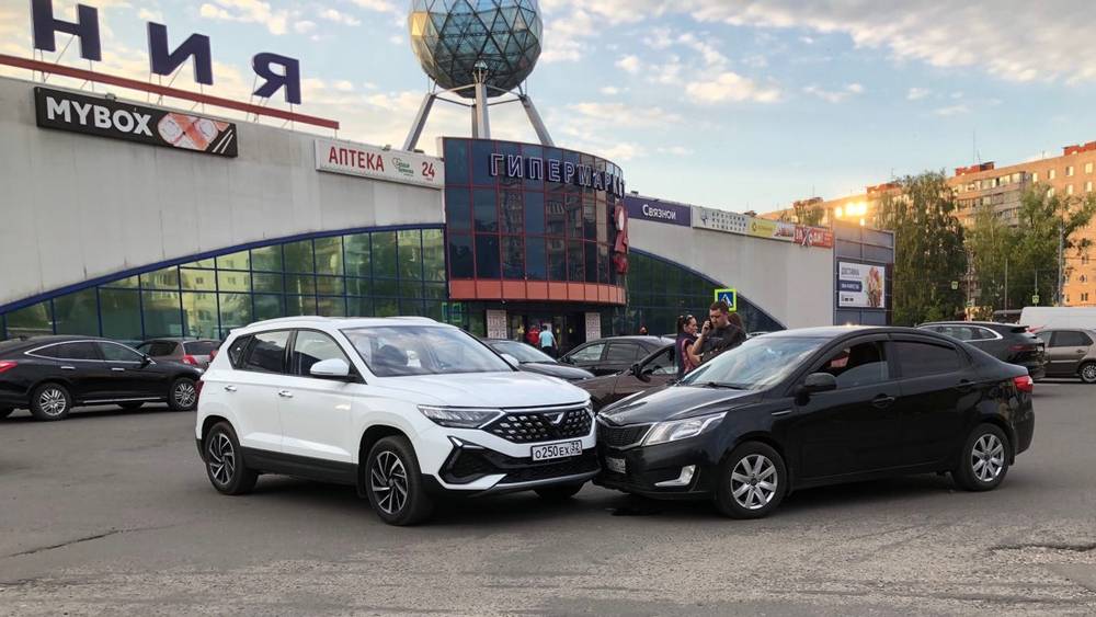 В Брянске возле гипермаркета «Линия» ухитрились попасть в ДТП водители двух автомобилей