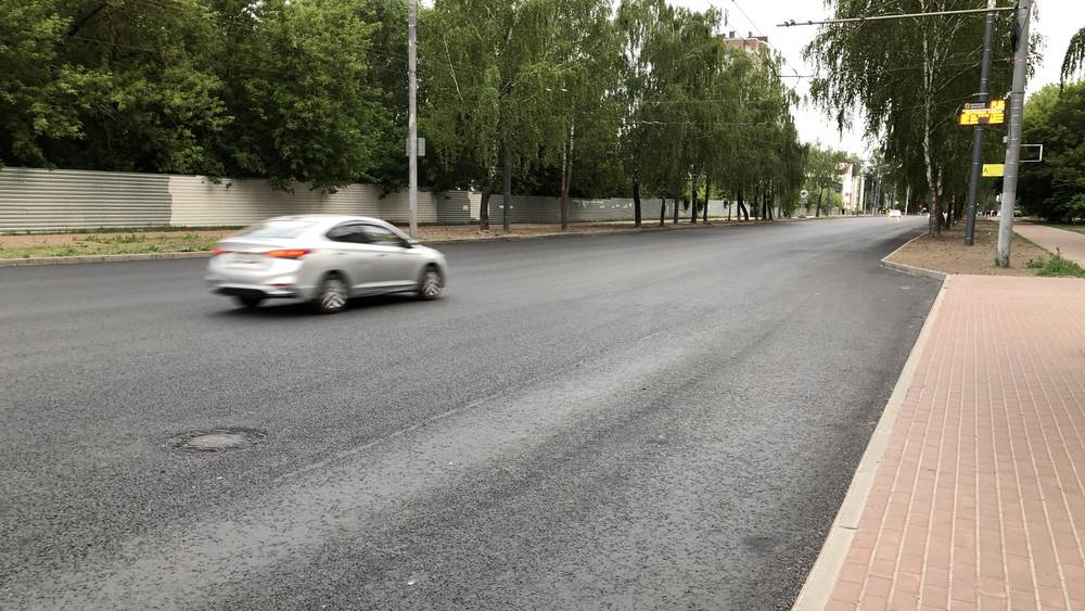 В Брянске завершили асфальтирование расширенной на 2 полосы дороги на улице Крахмалева