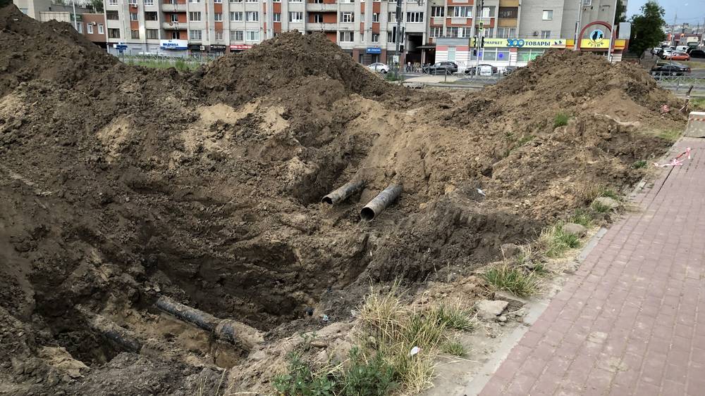 В Брянске возле Дворца единоборств выкопали гигантскую яму
