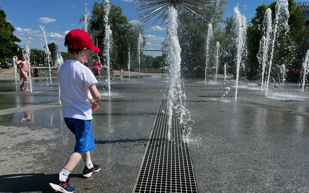На набережной Брянска с наступлением летнего тепла дети оккупировали фонтан