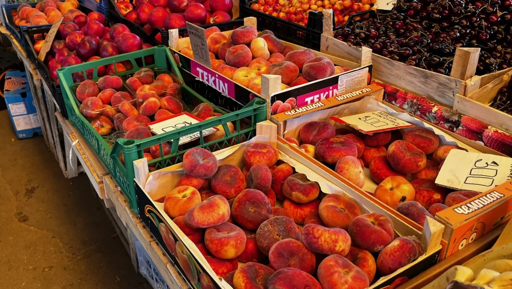 Жителям Брянска предложили три вида сладкой черешни по 400 и 420 рублей за килограмм