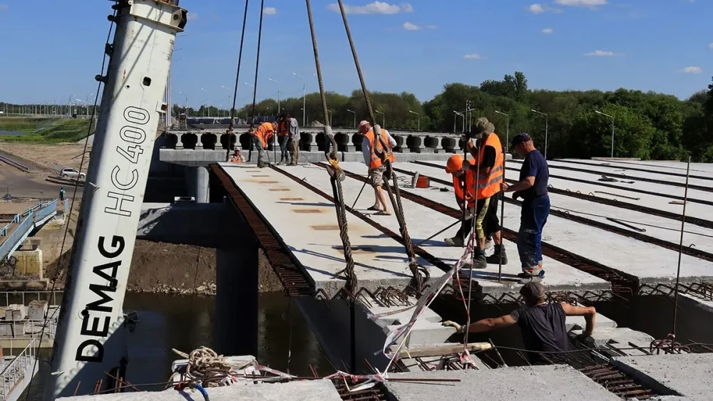На 270-метровом Славянском мосту в Брянске осталось закрыть два пролета