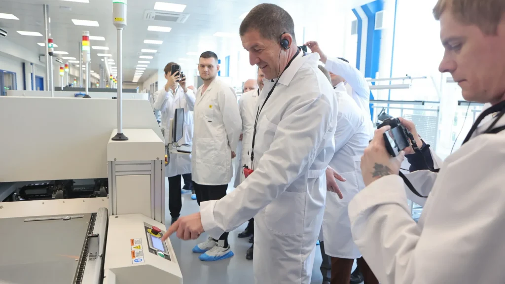 В авангарде цифрового развития: в Петербурге начат выпуск отечественных печатных плат и телекоммуникационного оборудования