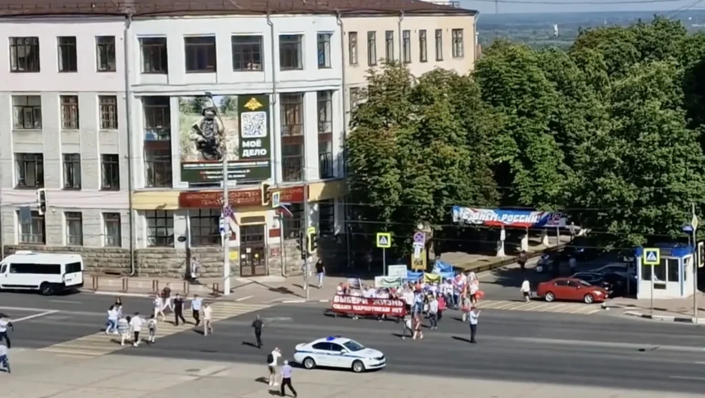 В центре Брянска отважную бабушку с флагом заменил военный в экипировке