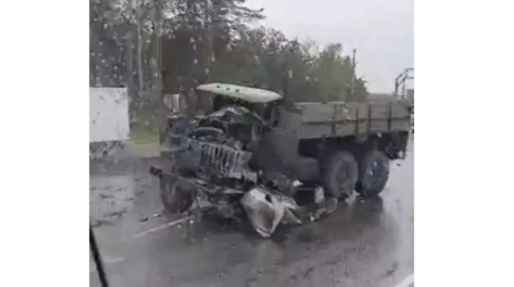 Трое россиян попали в больницу после аварии с военным грузовиком