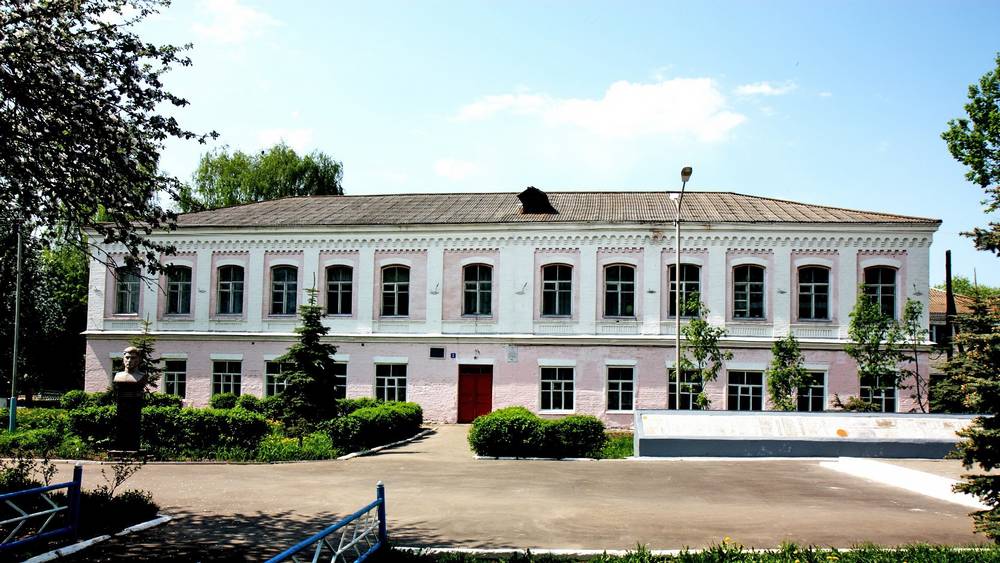 Ремонт исторического здания школы №1 города Мглина взволновал брянского профессора