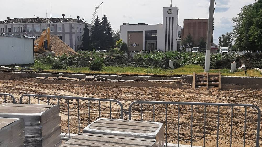 В Карачеве разгорелся скандал после вырубки голубых елей на главной площади города