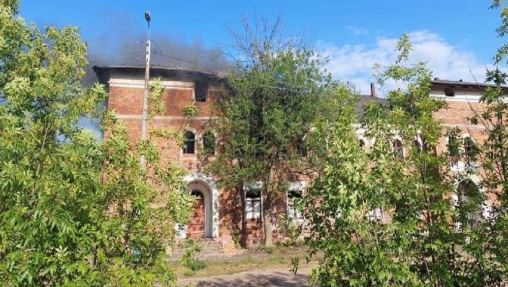 В Фокинском районе Брянска потушили горевшее здание закрытой бани № 6