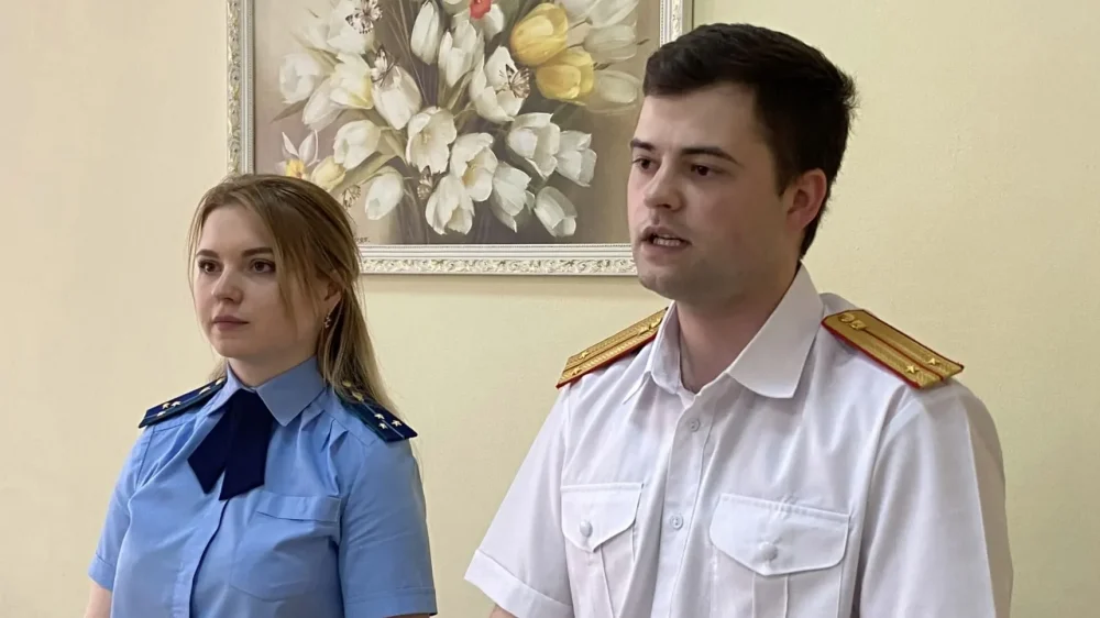 В Брянске прокурор и следователь попросили лицеистов во время каникул не нарушать законы