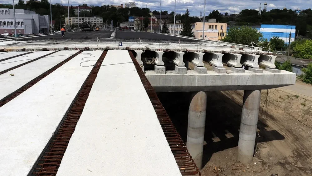 В Брянске на 7-м пролете Славянского моста через Десну уложили больше половины балок