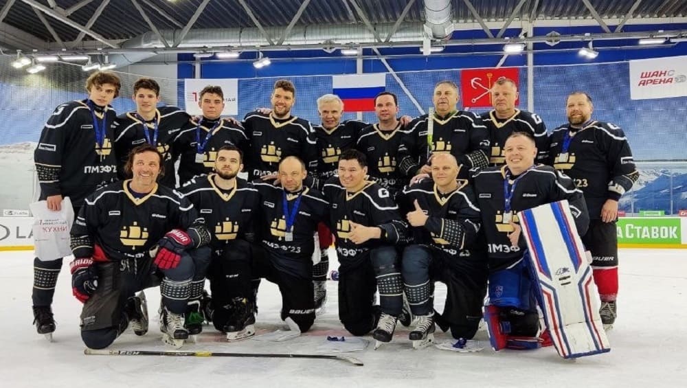 Губернатор Брянской области Богомаз сыграл в хоккей на Петербургском экономическом форуме