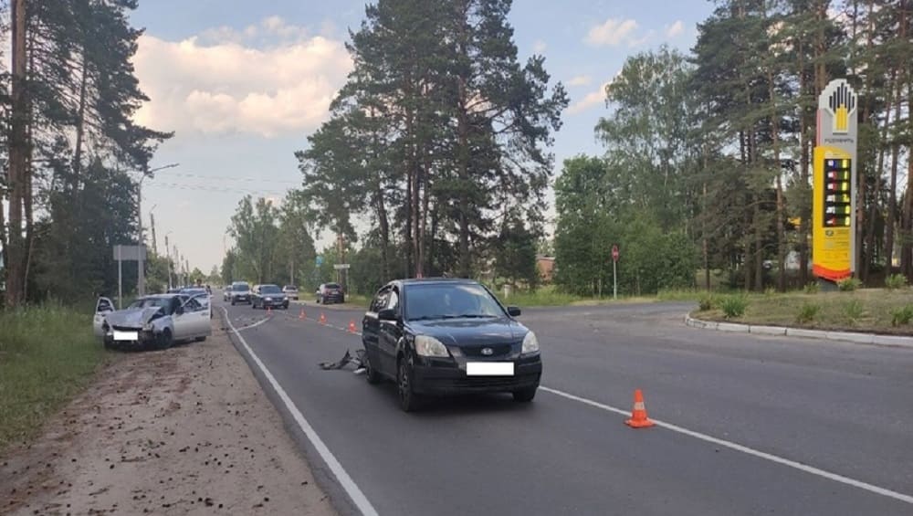 Под Жуковкой на трассе неопытный 18-летний водитель попал в ДТП и разбил себе голову