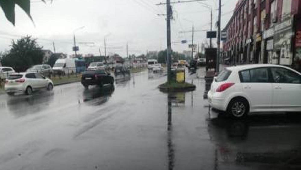 В Брянске на проспекте Станке Димитрова Nissan задним ходом сбил 52-летнюю велосипедистку