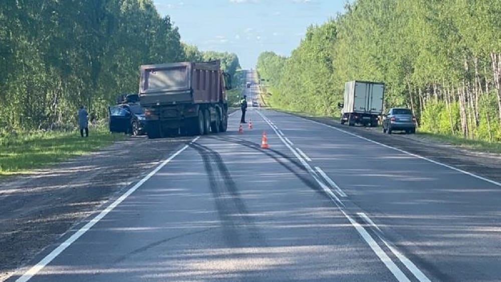 Под Навлей на трассе «Украина» автомобиль Honda угодил под обгонявший машины грузовик