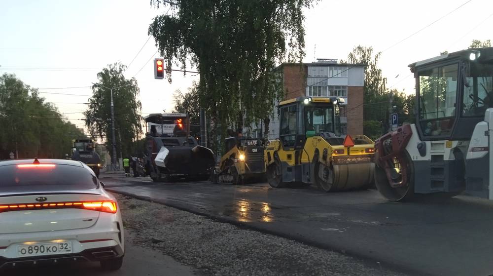 В Брянске начали укладывать асфальт на новых полосах дороги на улице Крахмалева