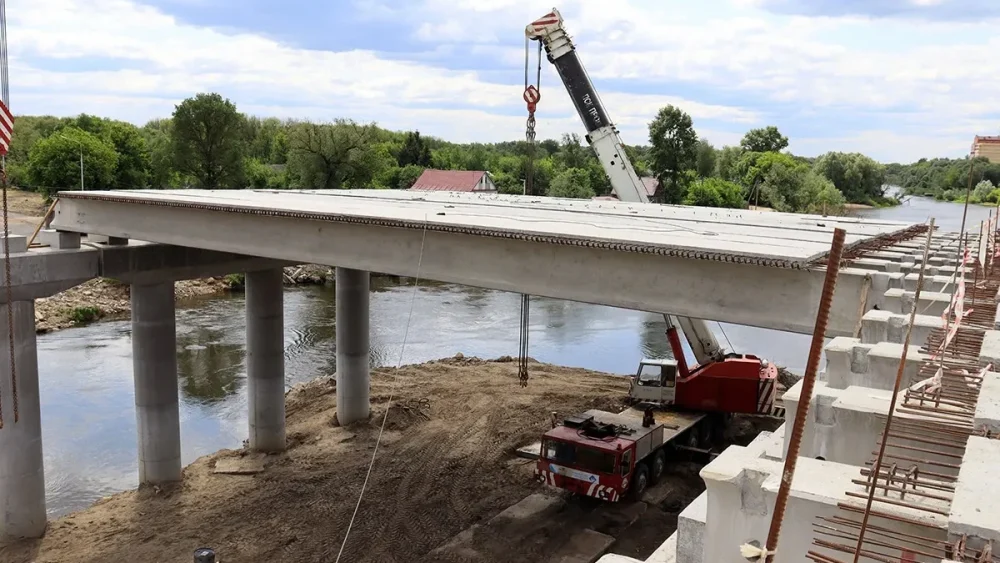 В Брянске на 7-м пролете Славянского моста через Десну уложили больше половины балок