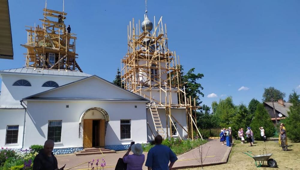 В Локте освятили крест на обновлённом куполе храма Новомучеников и исповедников