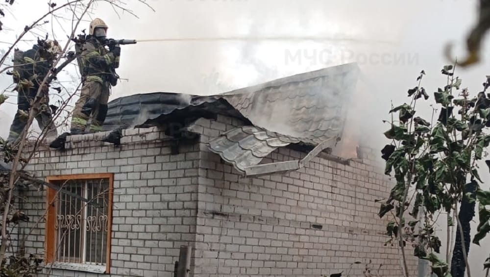 В Брянске при пожаре в доме на улице Свердлова утром 3 июня спасли двоих человек