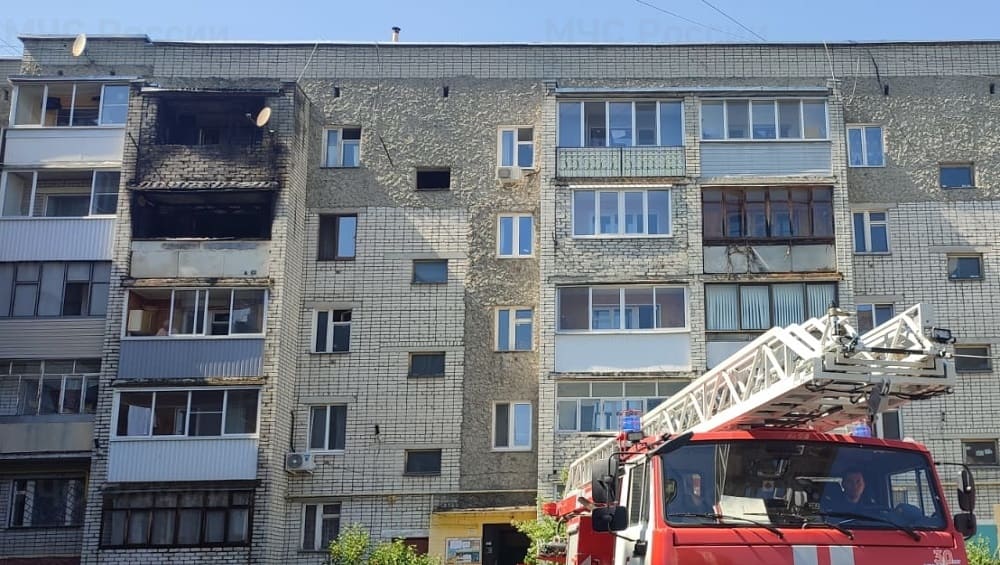 В Брянске днём 15 июня из горевшей пятиэтажки на улице Советской эвакуировали 10 жильцов