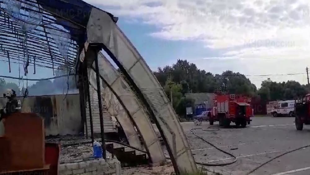 Под Почепом в селе Красный Рог утром 15 июня сгорел продовольственный ларёк