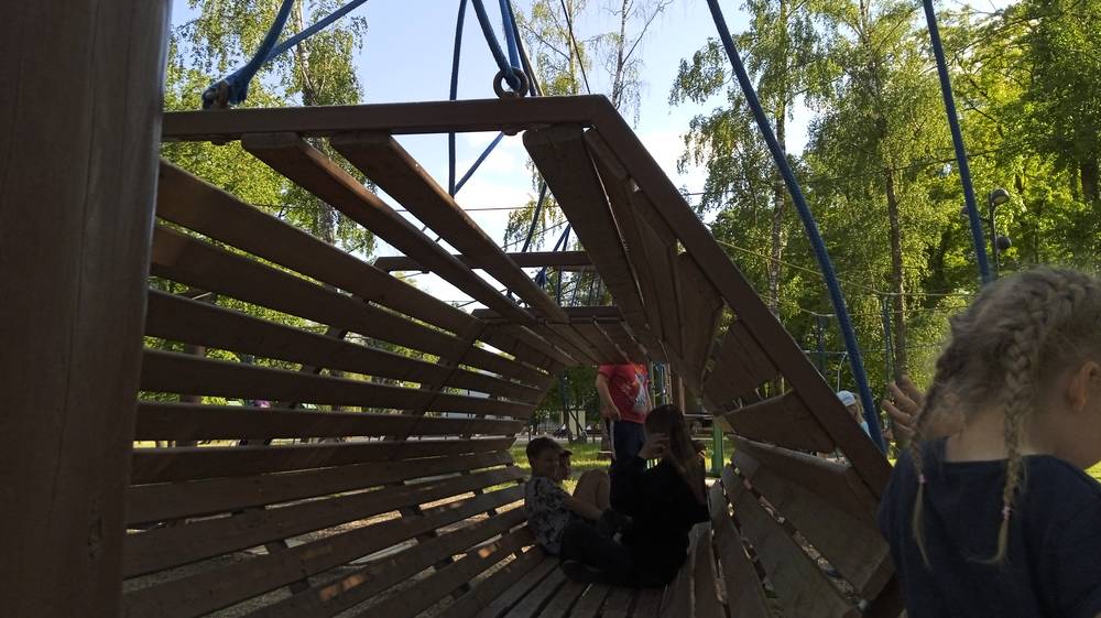 В Майском парке Брянска на детской площадке порвали лианы и отбили доски
