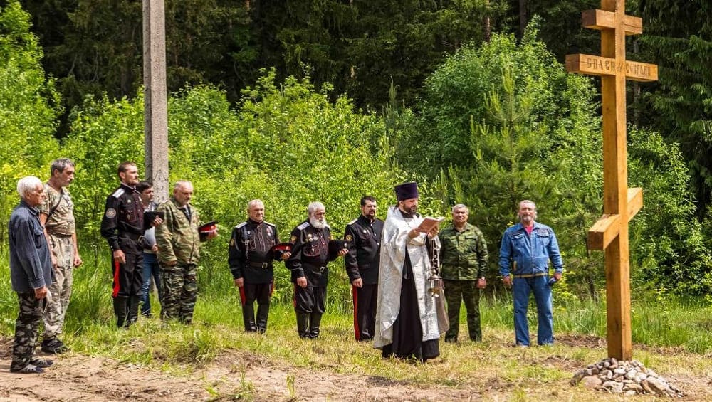 В Дятьковском районе освятили поклонный крест возле автодороги Дятьково – Псурь