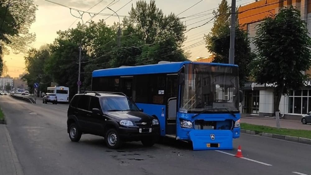 В Брянске 72-летний водитель Chevrolet врезался в автобус ЛиАЗ – пострадала женщина