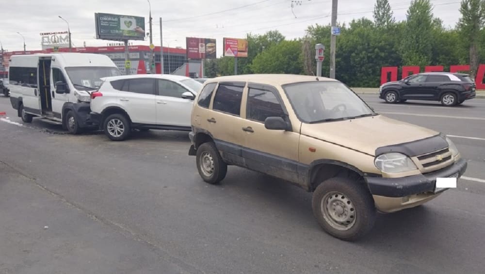 В Брянске в массовом ДТП на проспекте Московском пострадали 4 пассажира маршрутки