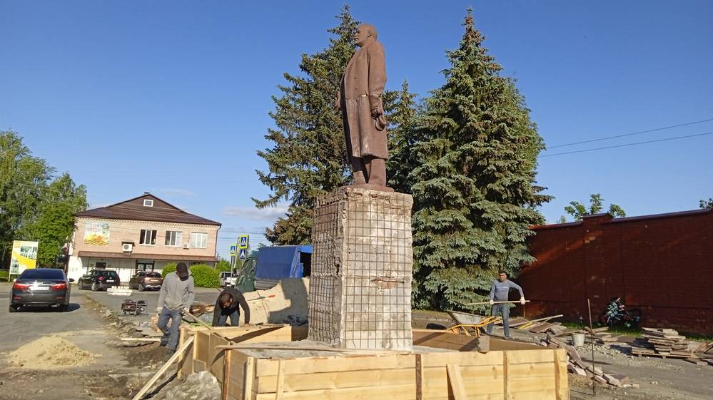 В поселке Локоть Брянской области завершили благоустройство главной площади