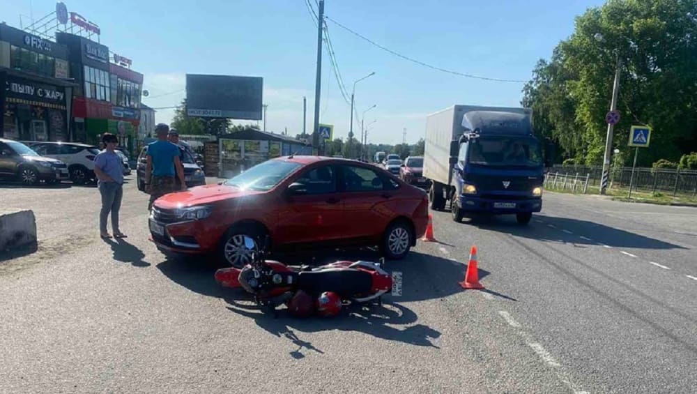 В Брянском районе женщина на Lada врезалась в мотоцикл с двумя пенсионерами