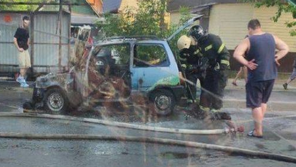 В Советском районе Брянска на улице Карачижской сгорел легковой автомобиль «Ока»