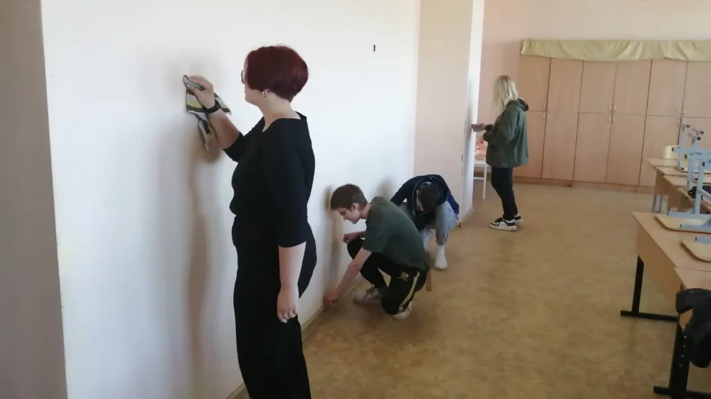 В Брянской области школьники во время каникул начали зарабатывать первые деньги