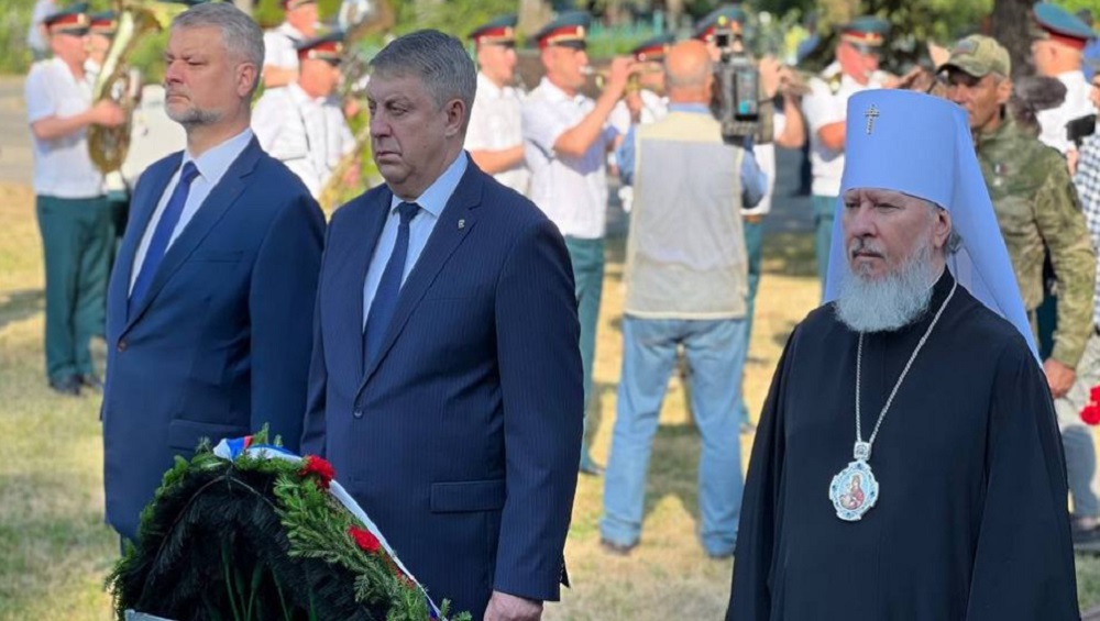 В Брянске в День памяти и скорби возложили цветы к мемориалу погибшим воинам