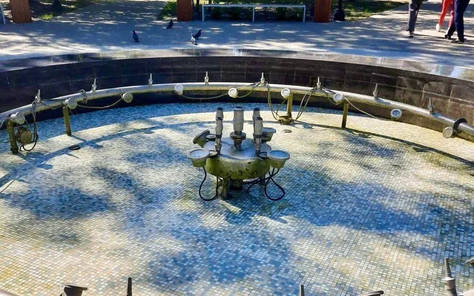 В Брянске очистили фонтан в парке культуры и отдыха «Юность»