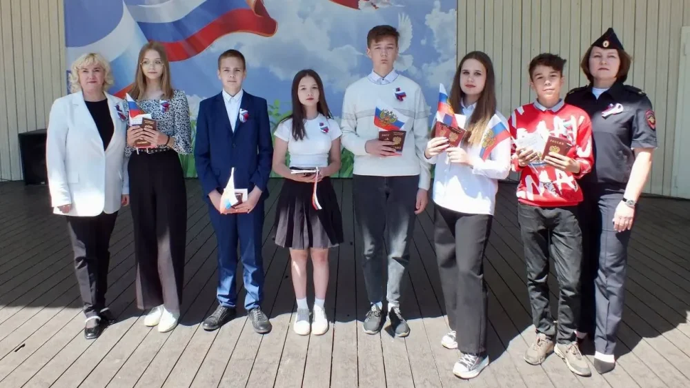 В День России брянские полицейские вручили подросткам первые паспорта