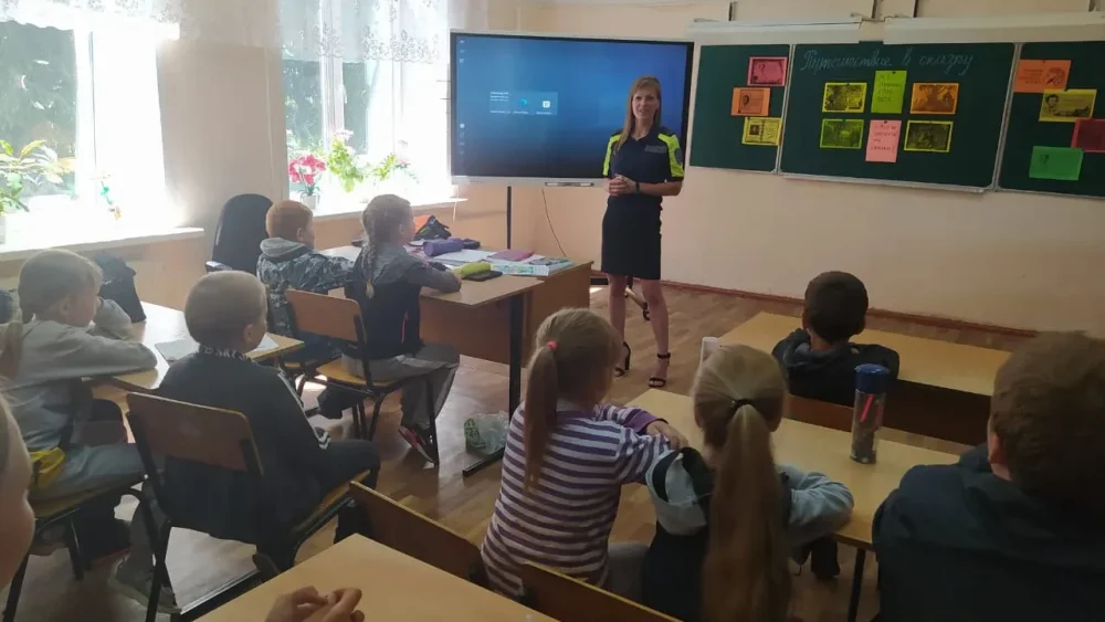 Брянские автоинспекторы рассказали школьникам о «дорожных ловушках» 