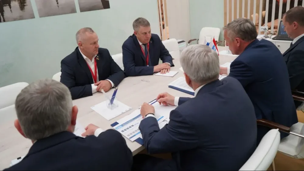 Александр Богомаз обсудил на ПМЭФ вопросы догазификации Брянской области